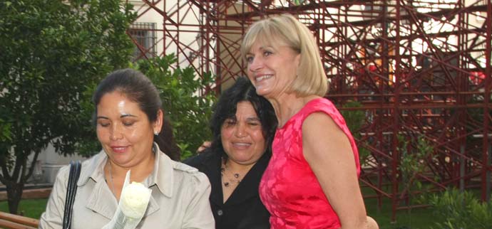 Ministra Matthei con trabajadoras de casa particular Ministra Matthei con trabajadoras de casa particular