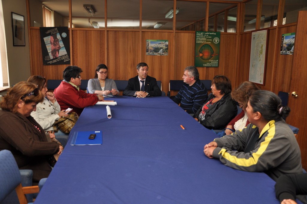 Seremi del Trabajo, Andrea Rosmanich e Intendente región de Los Lagos Juan Sebastián Montes reunidos con dirigentes
