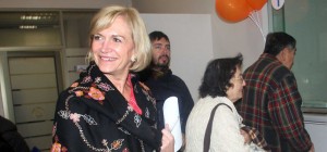 Ministra Matthei acompaña a parejas a cobrar bono “Bodas de Oro”