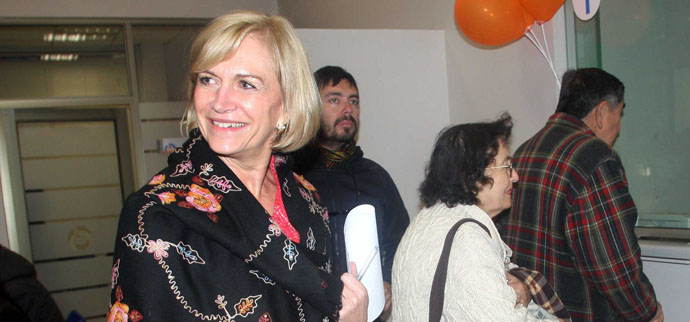 Ministra Matthei acompaña a parejas a cobrar bono “Bodas de Oro”